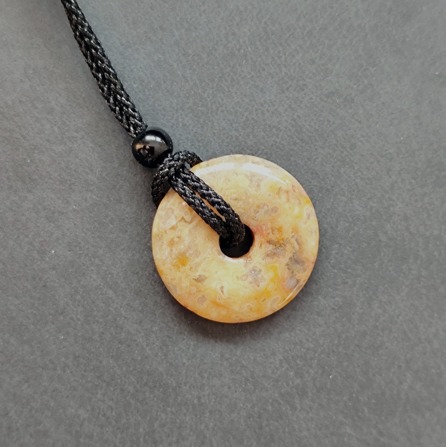 25 mm Naturstein Edelstein Donut Anhänger inkl. geflochtene Halskette