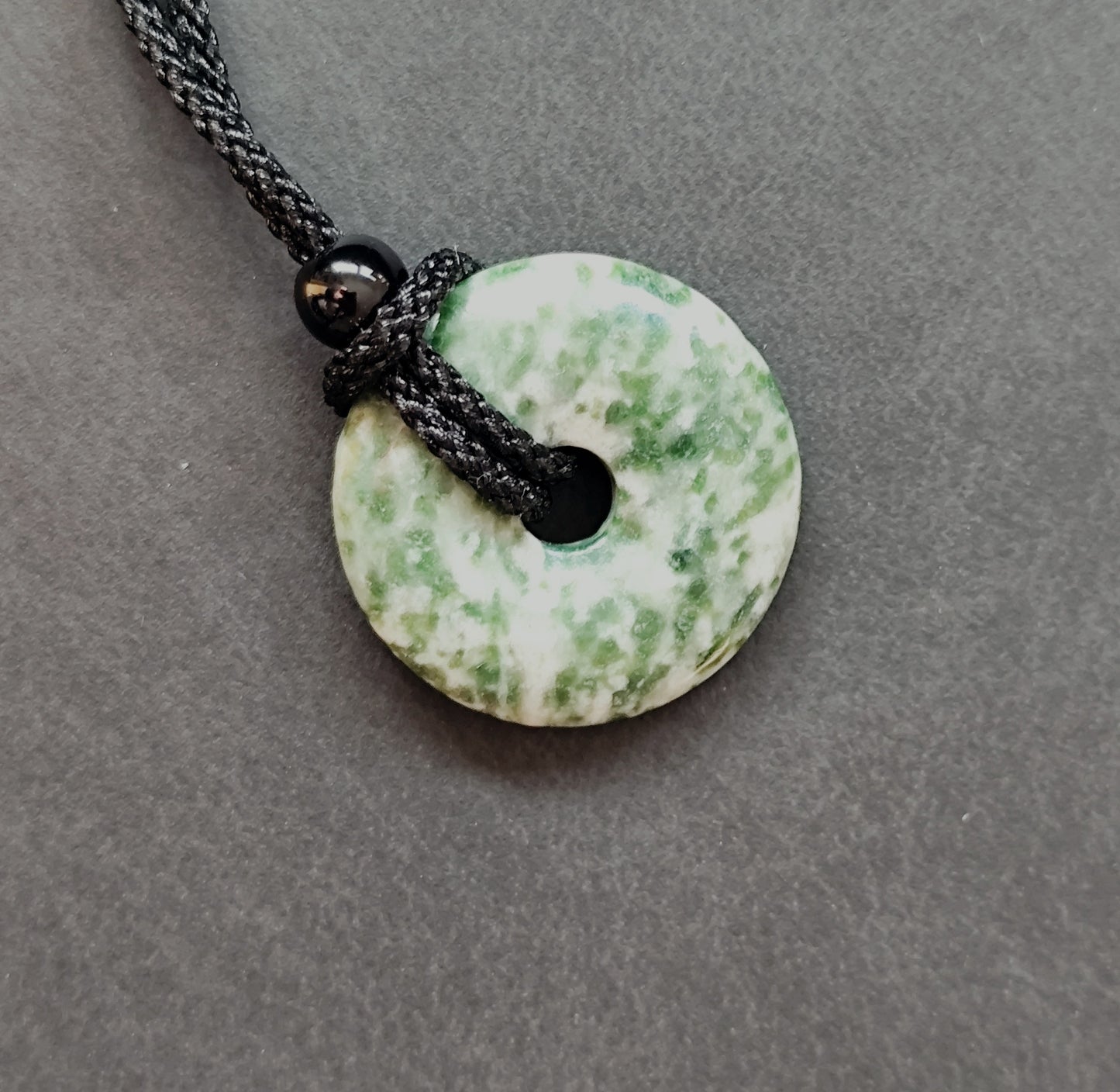25 mm Naturstein Edelstein Donut Anhänger inkl. geflochtene Halskette